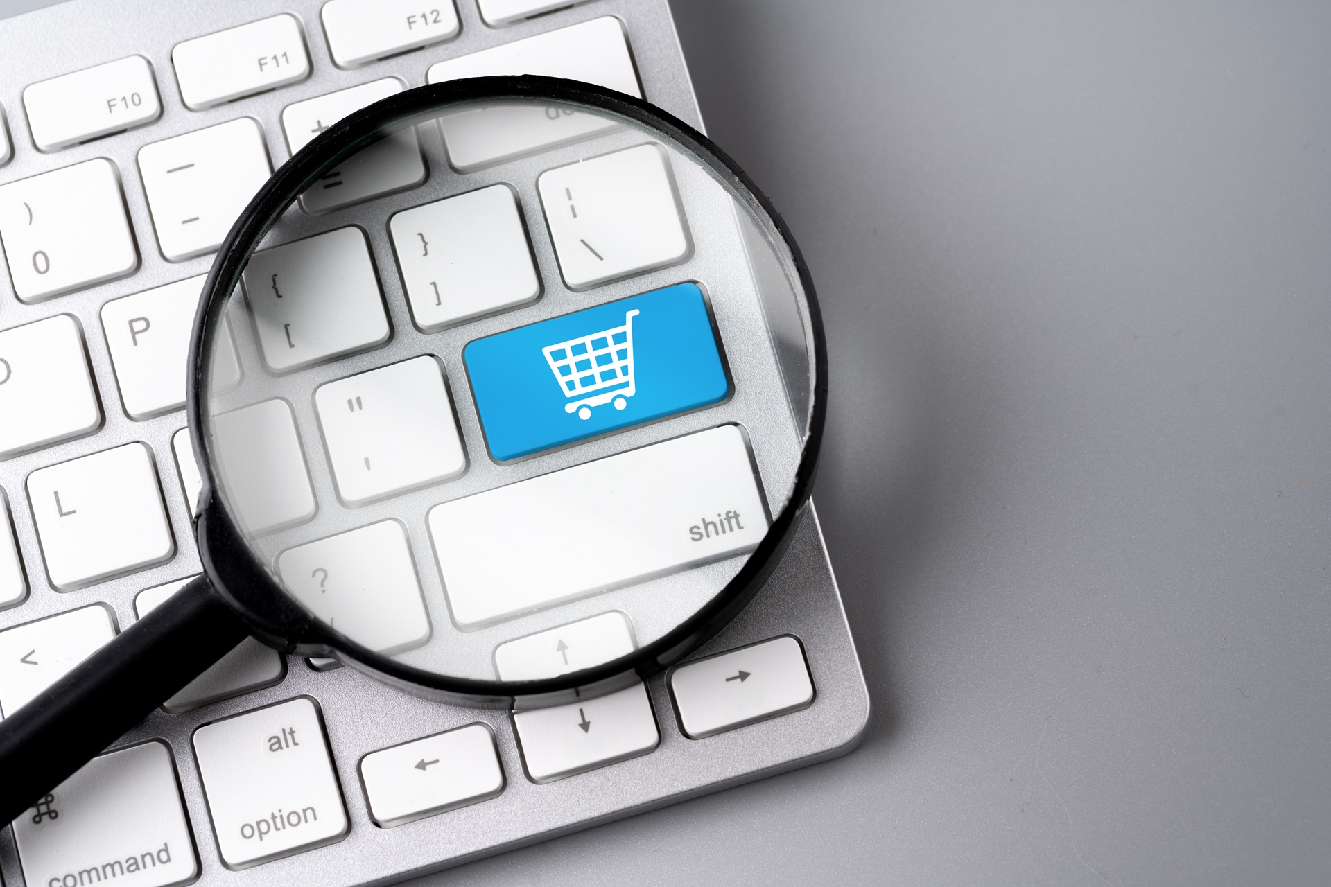 Zoom auf Einkaufstaste mit Lupe | Amazon Agentur