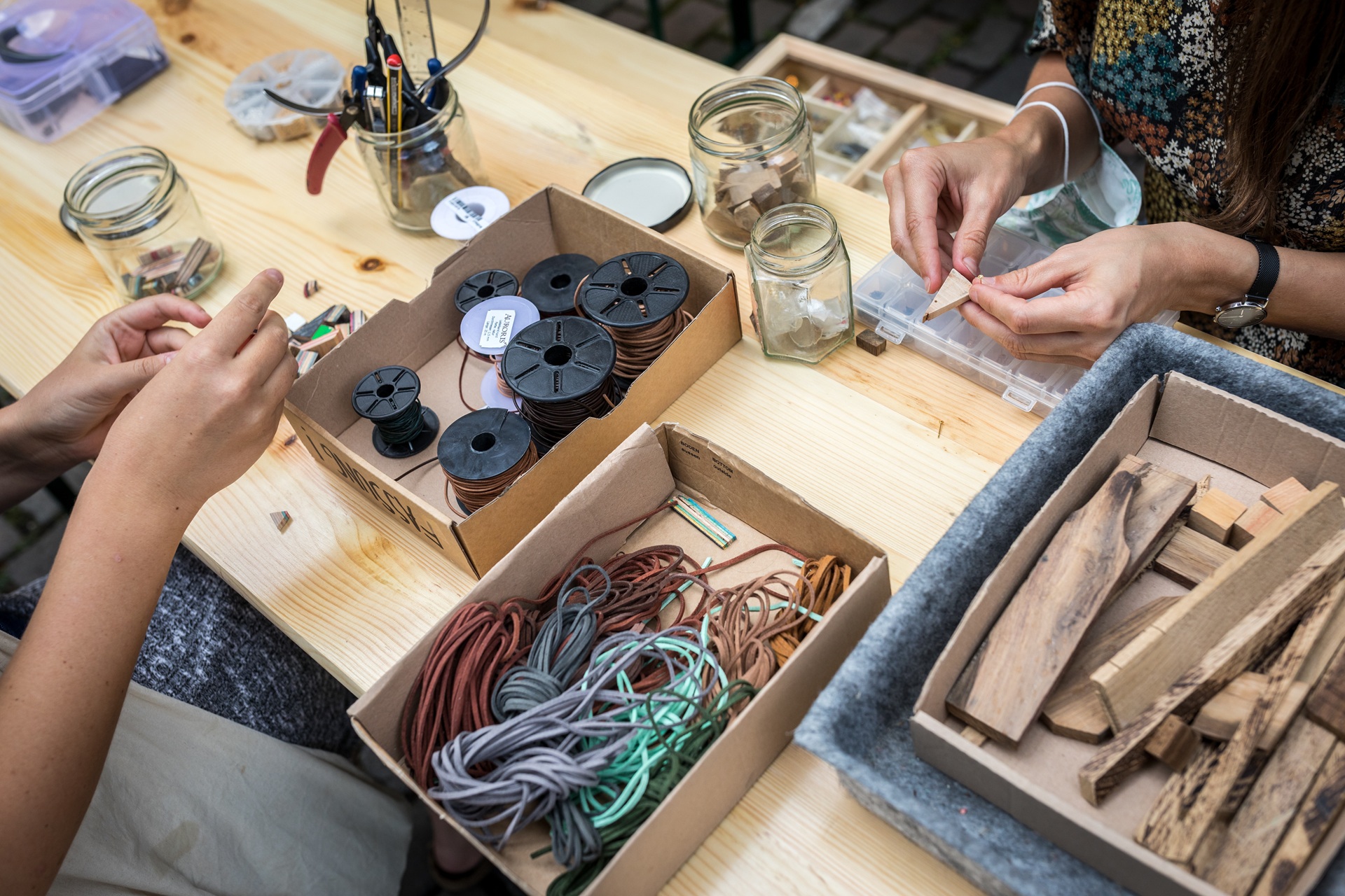 Bastelmaterial und Handarbeit am Tisch | Schaukasten 