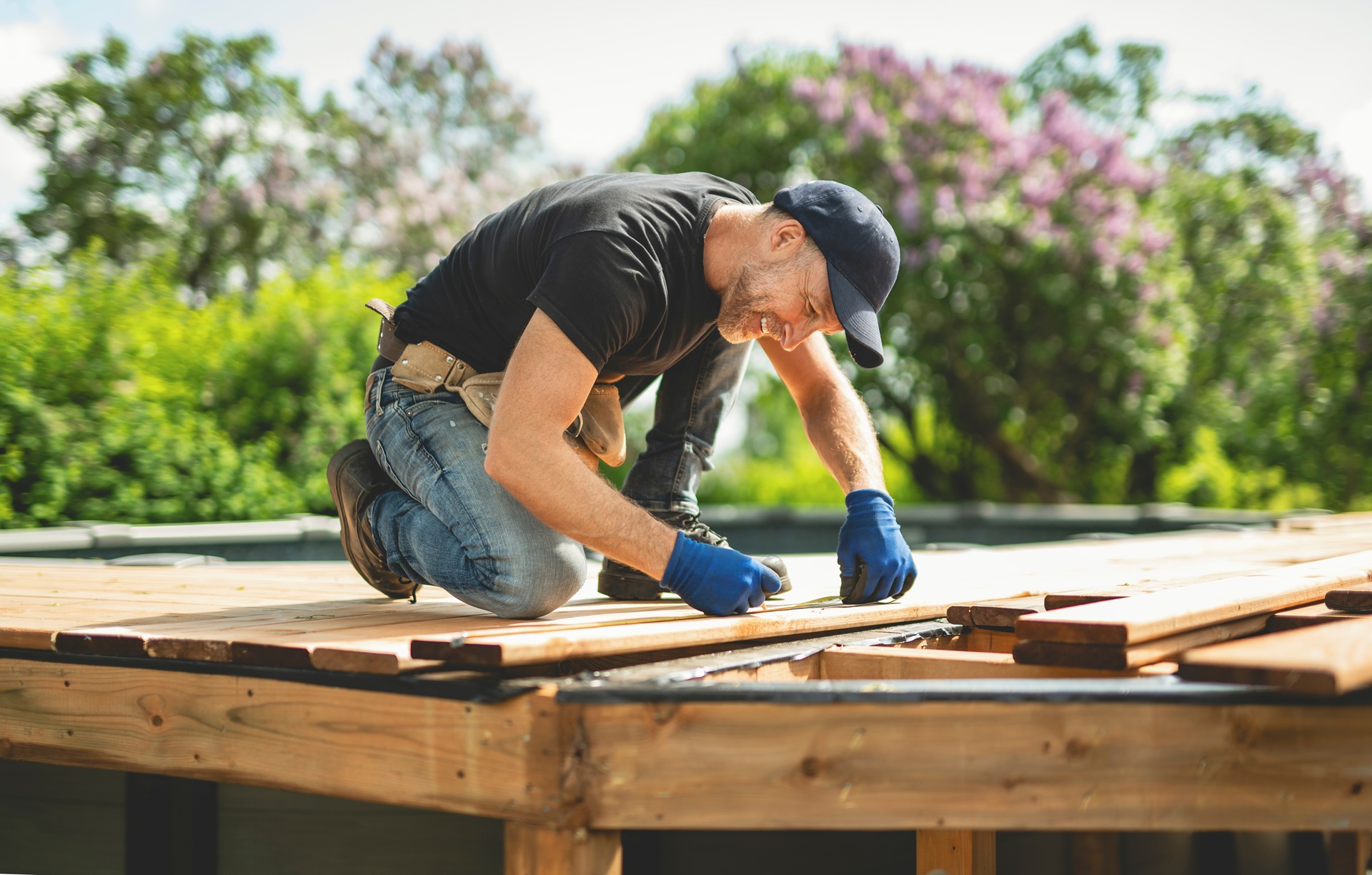 Heimwerker baut Terrasse aus Holz | Mülltonnenbox 3er