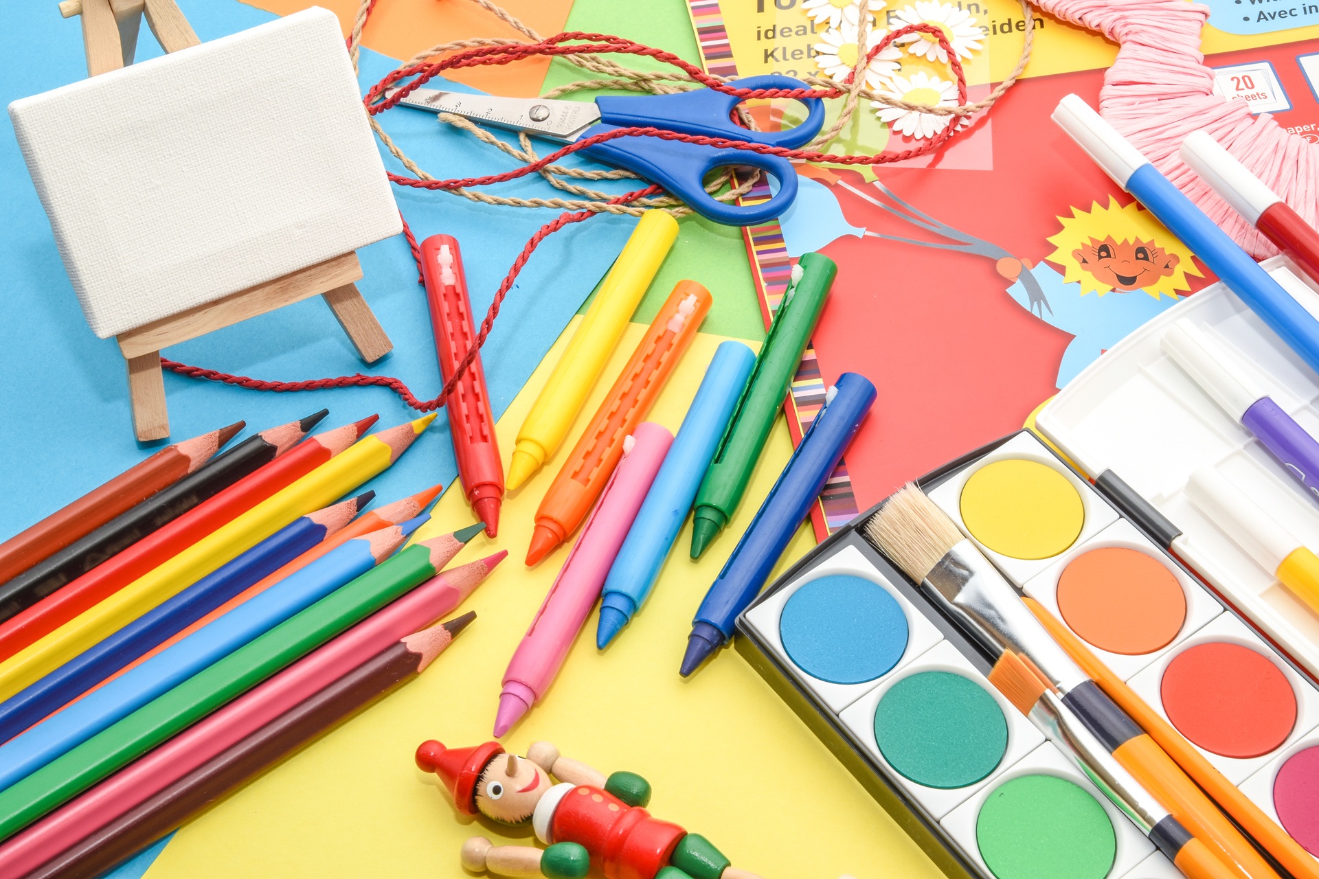 Buntes Bastelmaterial und Farbstifte auf Tisch | Lieferkettensorgfaltspflichtengesetz